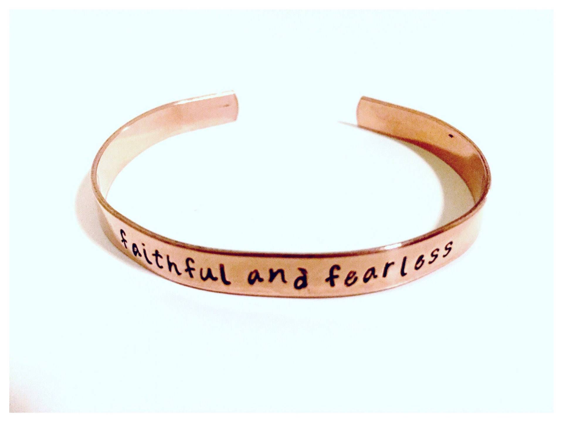 Treu Und FurchtlosBenutzerdefinierte Personalisierte Armreif - Lds, Bibel, Schrift, Hymne, Tun, Was Richtig, Christlicher Schmuck Ist Treu Und FurchtlosBenutzerdefinierte Personalisierte Armreif - Lds, Bibel, Schrift, Hymne, Tun, Was Richtig, Christlicher Schmuck Ist von BrandedByBeazer