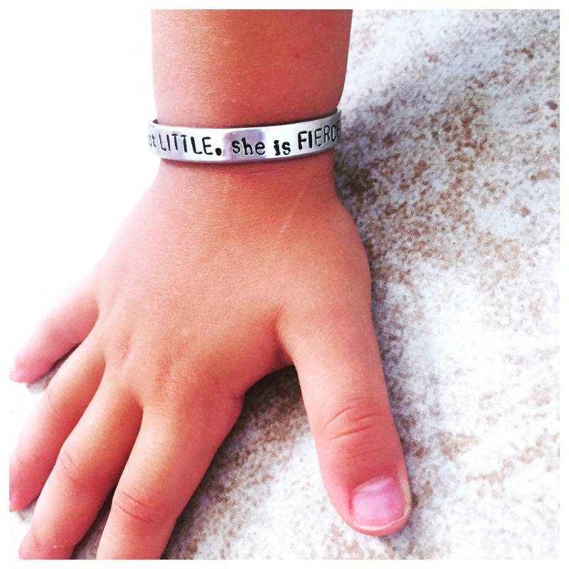 Und Obwohl Sie Aber Wenig, Sie Hart IstArmreif ArmbandFür Baby, Kleinkind Oder ErwachsenerMantra Und Obwohl Sie Aber Wenig, Sie Hart IstArmreif ArmbandFür Baby, Kleinkind Oder ErwachsenerMantra von BrandedByBeazer