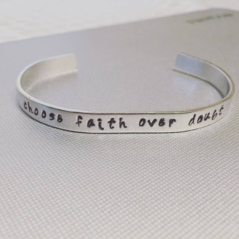 Wählen Sie Glauben Über ZweifelBenutzerdefinierte Personalisierte ArmreifLds Schmuck Wählen Sie Glauben Über ZweifelBenutzerdefinierte Personalisierte ArmreifLds Schmuck von BrandedByBeazer