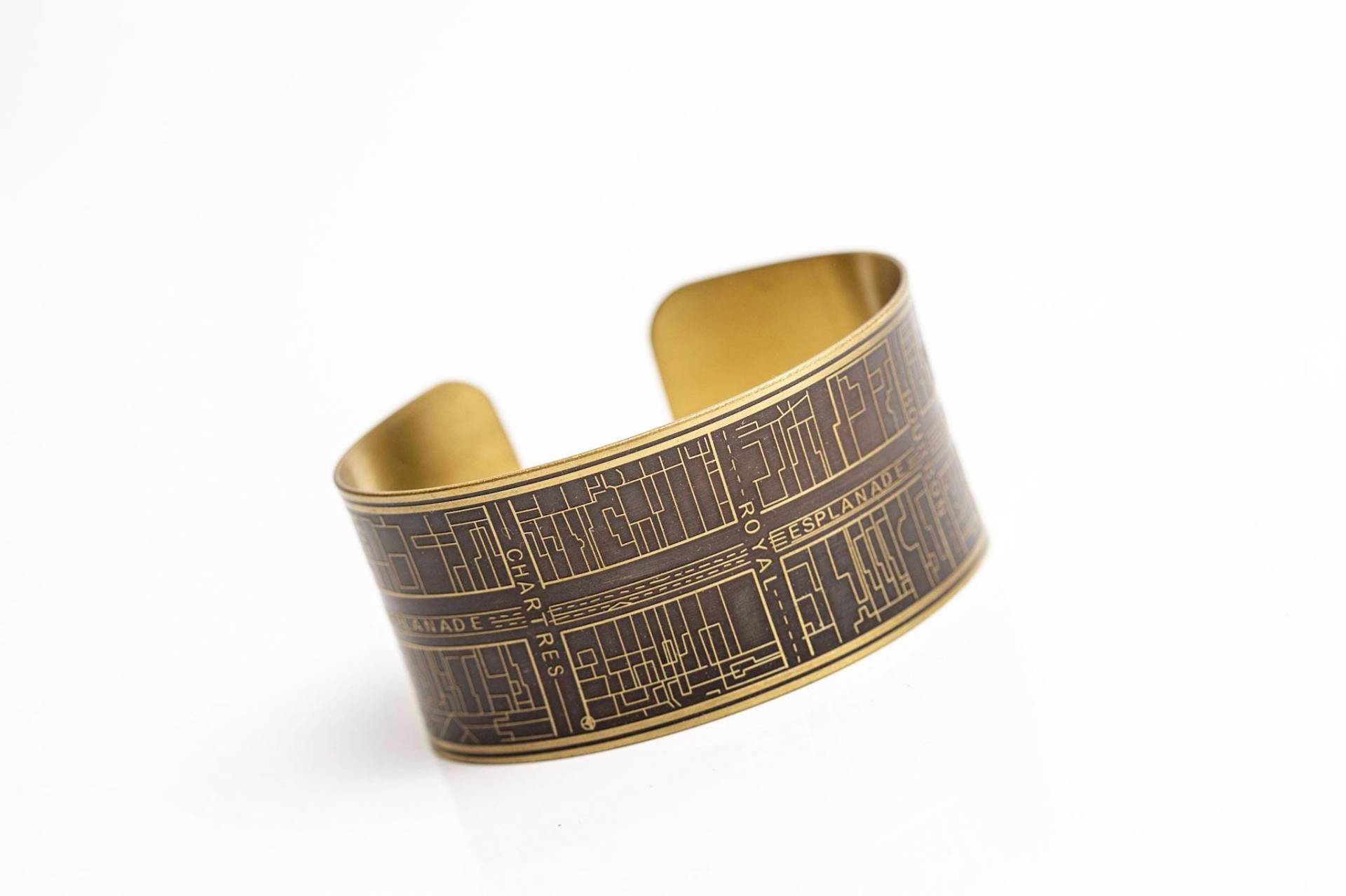 New Orleans French Quarter Etched Cuff Armband | Esplanade Ave Aus Silber, Messing Oder Kupfer New Orleans French Quarter Etched Cuff Armband | Esplanade Ave Aus Silber, Messing Oder Kupfer von BrandiCouvillion