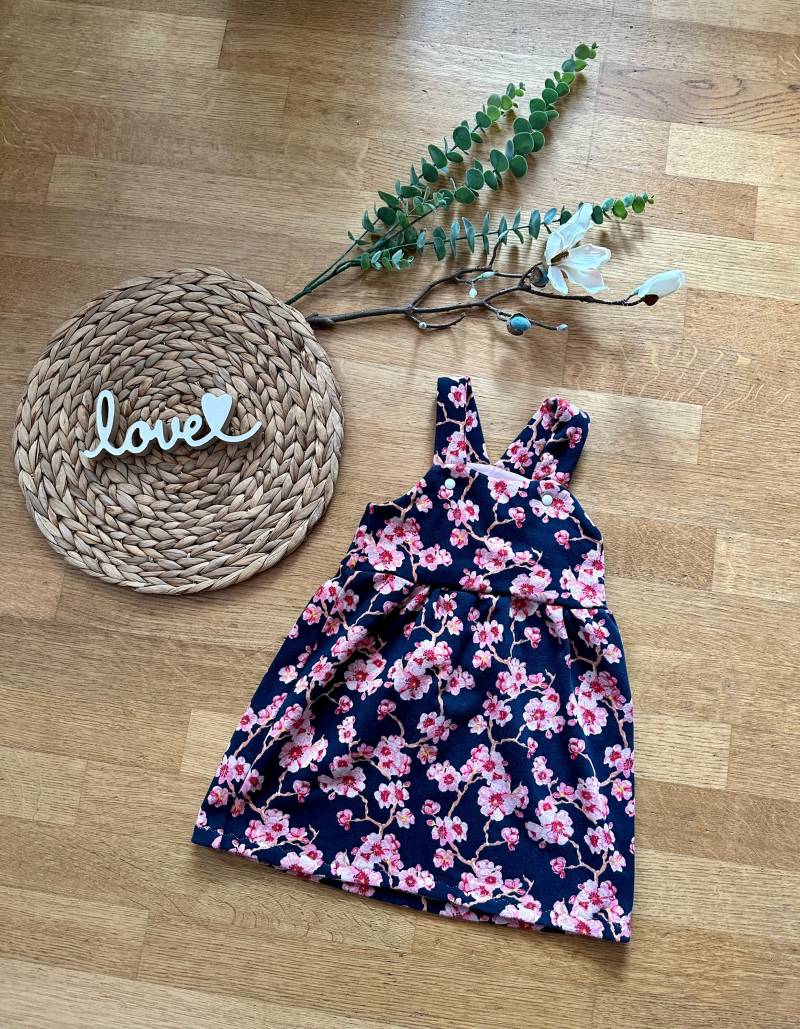 Latzkleid „Kirschblüten" 110/116 von BrandmadeRegensburg