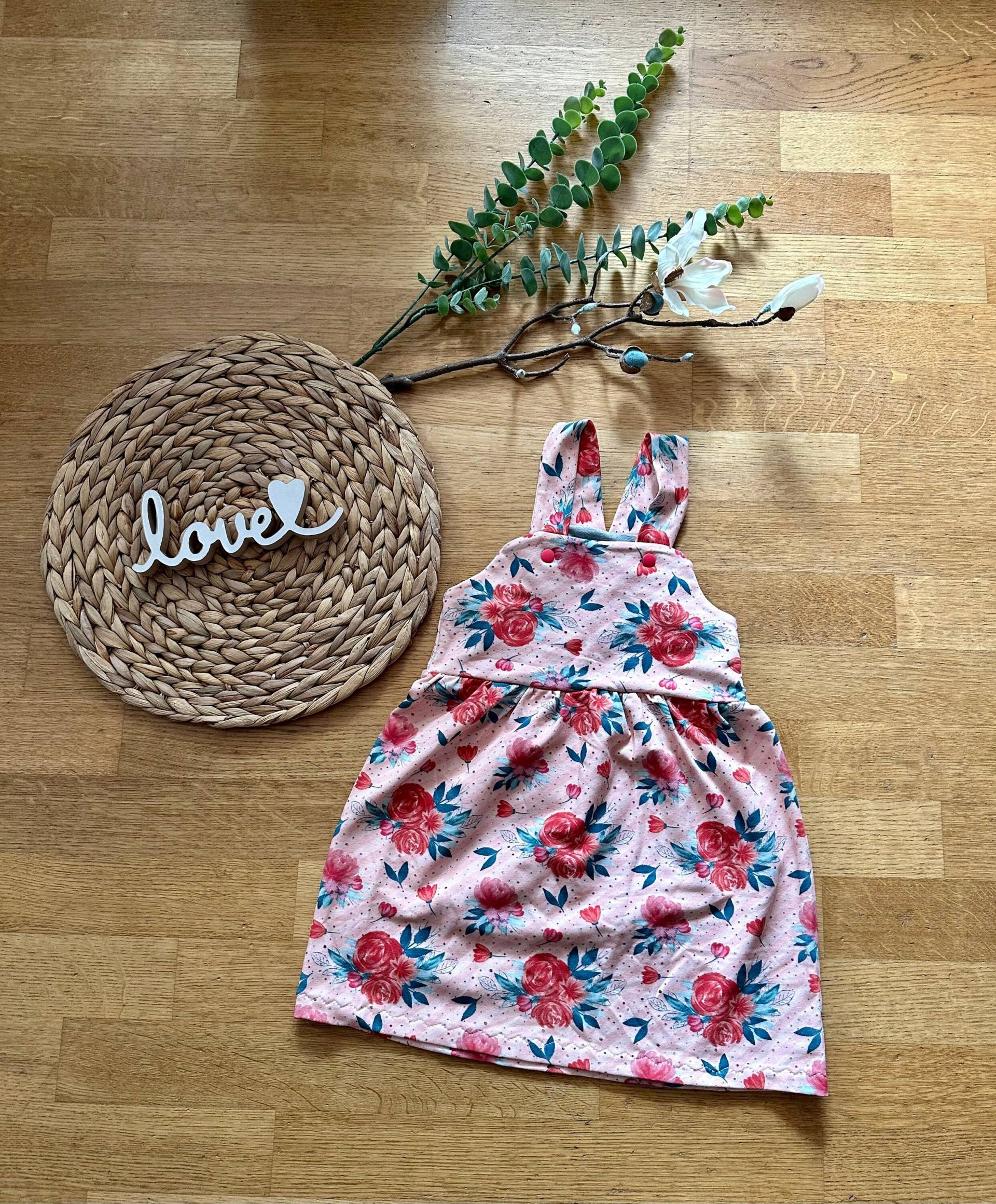Latzkleid „Rosen" 110/116 von BrandmadeRegensburg