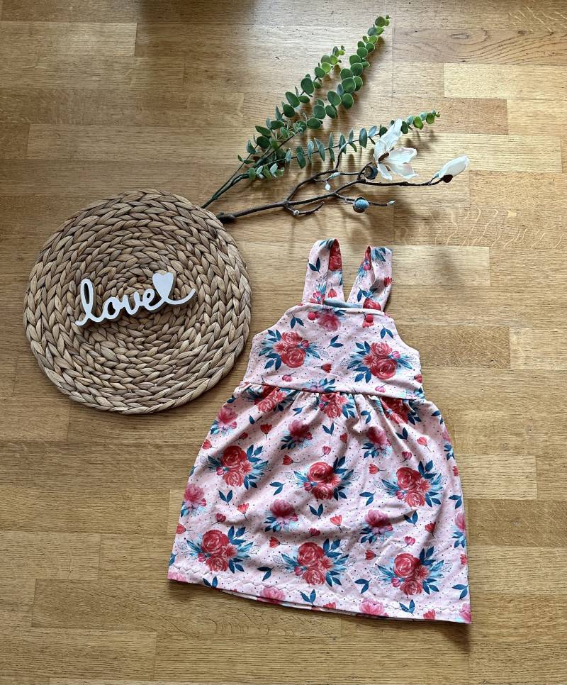 Latzkleid „Rosen" 110/116 Latzkleid „Rosen" 110/116 von BrandmadeRegensburg