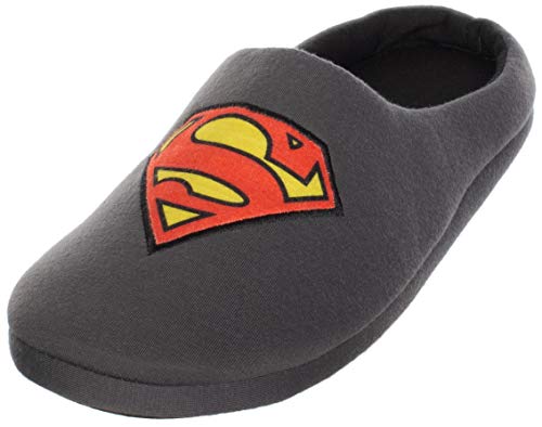 Brandsseller Herren Hausschuhe Pantoffeln Eingenähtes Sticker Emblem mit Motiven im Stil von Superman Grau/Schwarz 44 von Brandsseller
