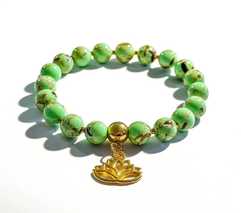 Armband Aus Grünen Natursteinperlen Mit Lotus-Anhänger | Geschenk Freundin Armband Aus Grünen Natursteinperlen Mit Lotus-Anhänger | Geschenk Freundin von BraslePel