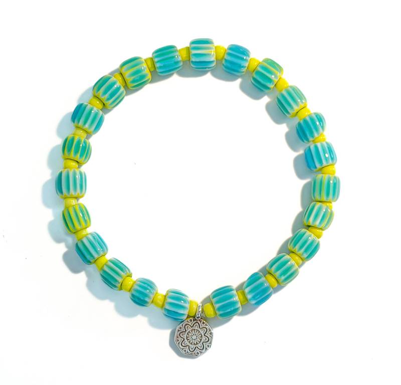 Armband Aus Türkisen Millefiori-Perlen Und Preciosa-Rocailles Mit Mandala Anhänger von BraslePel