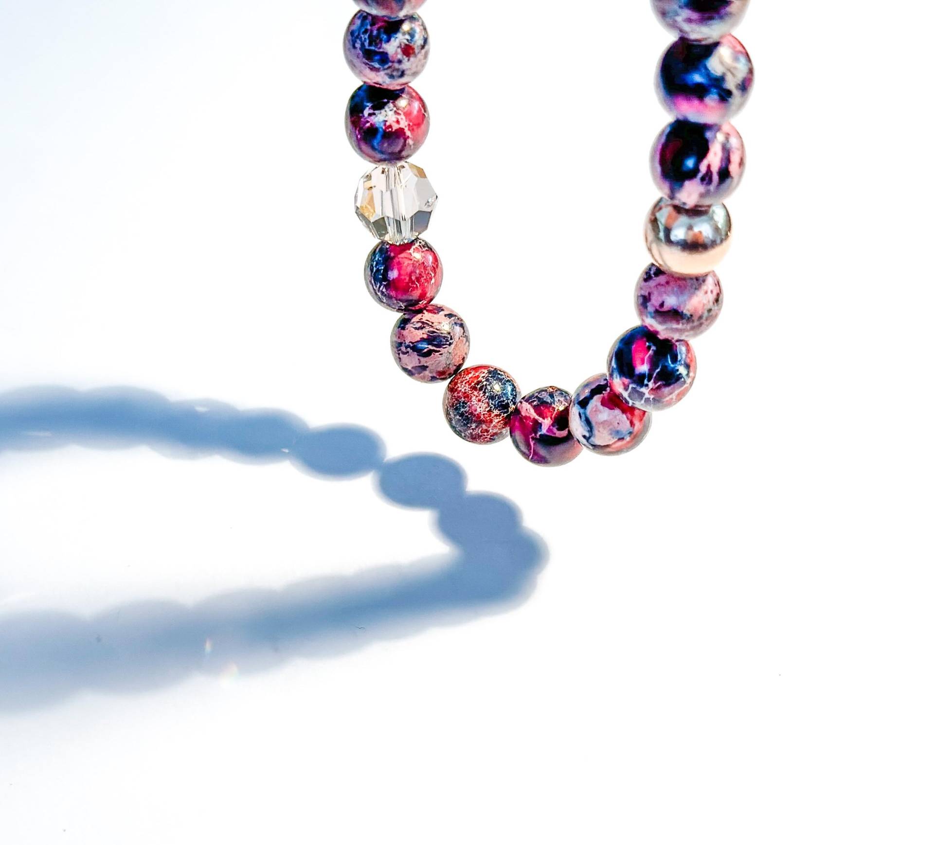 Armband Aus Roten Impression Jaspis Perlen Mit Rosé-Vergoldeter Sterlingsilberkugel Und Rosa Swarovski-Kristallen Armband Aus Roten Impression Jaspis Perlen Mit Rosé-Vergoldeter Sterlingsilberkugel Und Rosa Swarovski-Kristallen von BraslePel