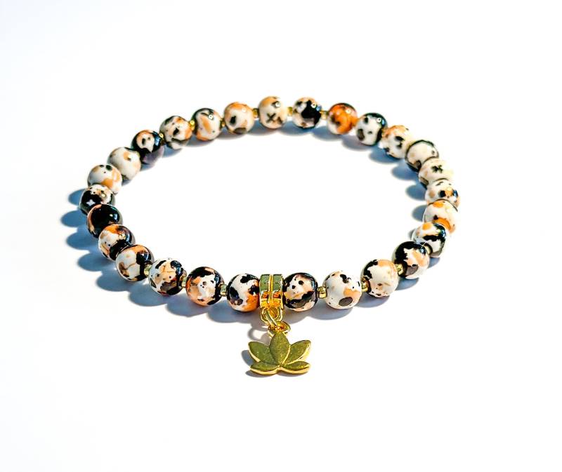 Edles Armband Aus Keramikperlen Und Goldenem Anhänger | Handgemachter Schmuck Geschenk Freundin von BraslePel