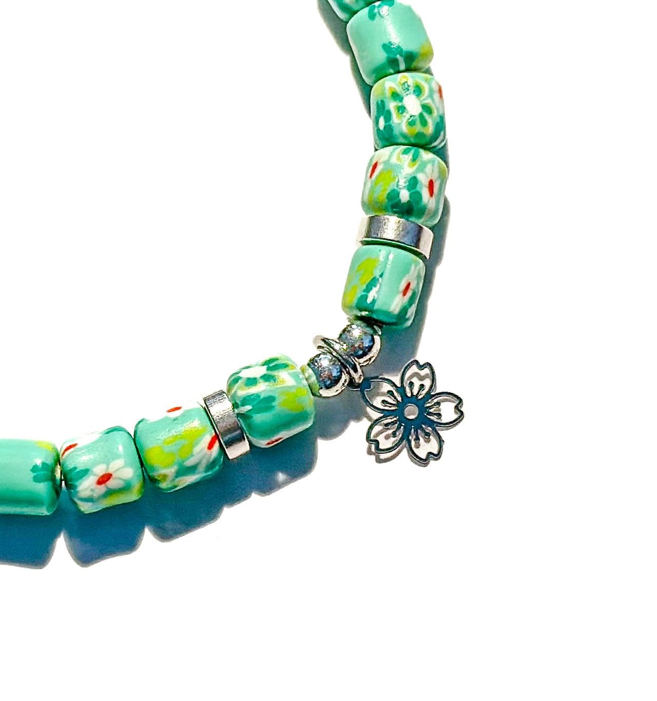 Grünes Armband Aus Blumen-Perlen Mit Goldenem Blüten-Anhänger | Handgemachter Schmuck Für Frauen Geschenk Freundin Grünes Armband Aus Blumen-Perlen Mit Goldenem Blüten-Anhänger | Handgemachter Schmuck Für Frauen Geschenk Freundin von BraslePel