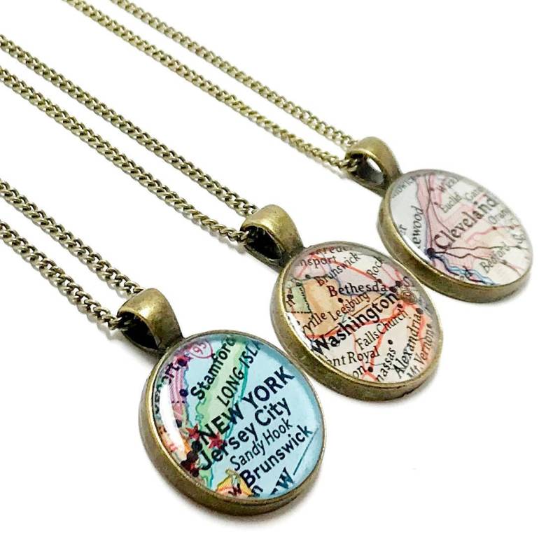 Benutzerdefinierte Vintage Map Anhänger Halskette Personalisierter Schmuck Schmuck. Wählen Sie Ort, Geschenke Für Frauen von BrassAndChain