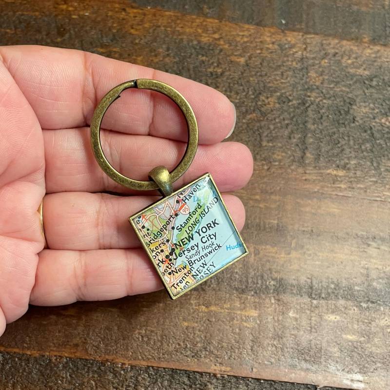 Personalisierte Vintage Map Schlüsselanhänger Benutzerdefinierte Stadt, Bundesstaat Oder Land von BrassAndChain