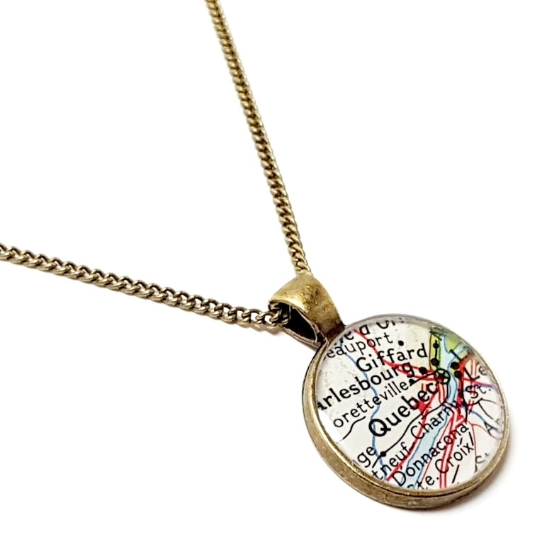 Qubec City Map Vintage Halskette. Kanada Harz Anhänger. Reise-Schmuck von BrassAndChain