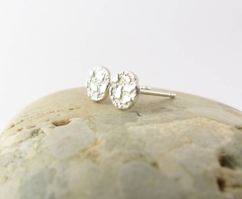 Kleine Zarte Ohrringe - Runde Ohrstecker Silber Scheibe Fein Geburtstagsgeschenk Für Frau von BrassCatDesign