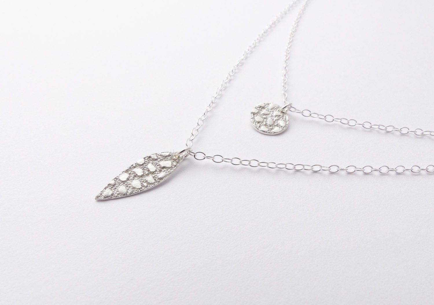 Silber Geschichteten Halskette Set - Blatt Anhänger Silberne Scheibe Kleine Zart-Schicht Boho Schmuck von BrassCatDesign