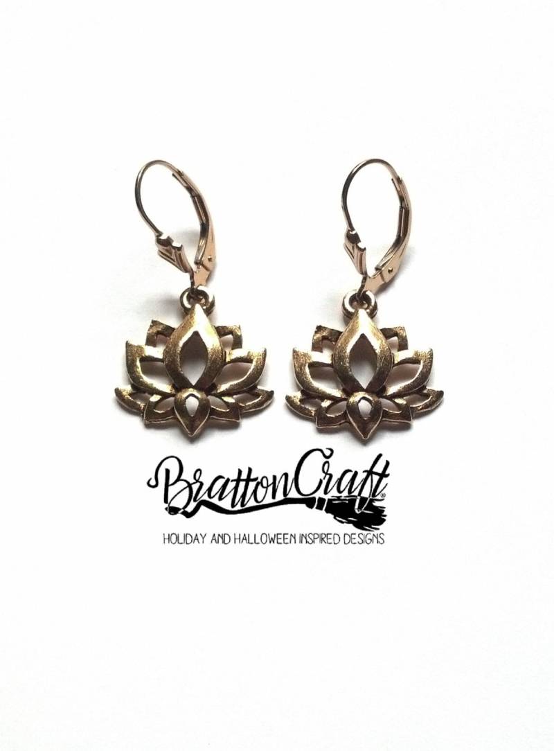 Goldene Lotusblumen-Ohrringe Spiritueller Zen-Schmuck von BrattonCraft
