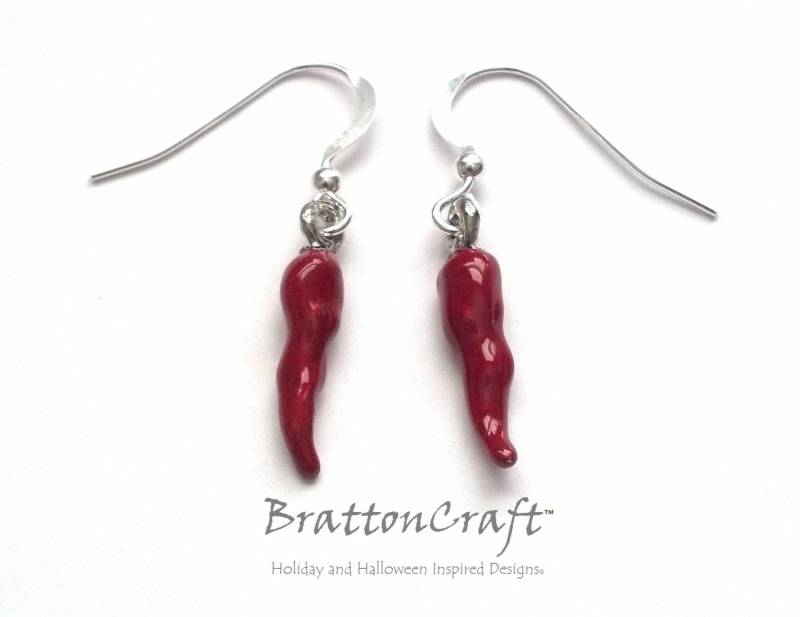 Handbemalte Chili-Pfeffer-Ohrringe Antikes Zinn, Sterlingsilber von BrattonCraft