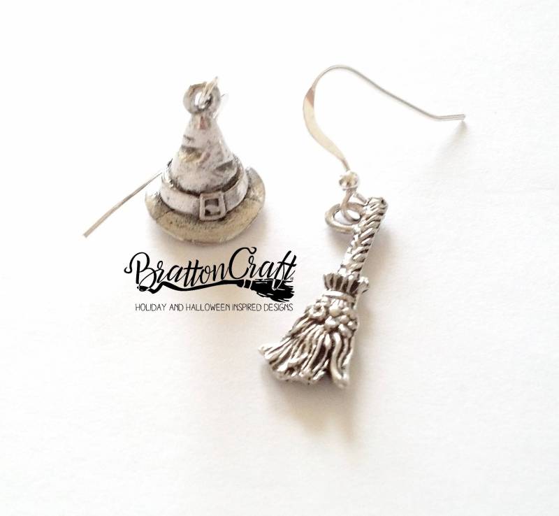 Silber Hexenhut & Besen Ohrringe Halloween Schmuck von BrattonCraft