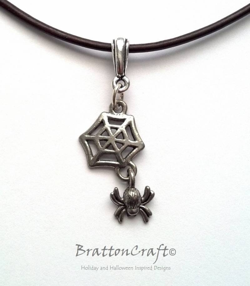 Silber Spinnennetz Halskette Lustiger Halloween Schmuck von BrattonCraft