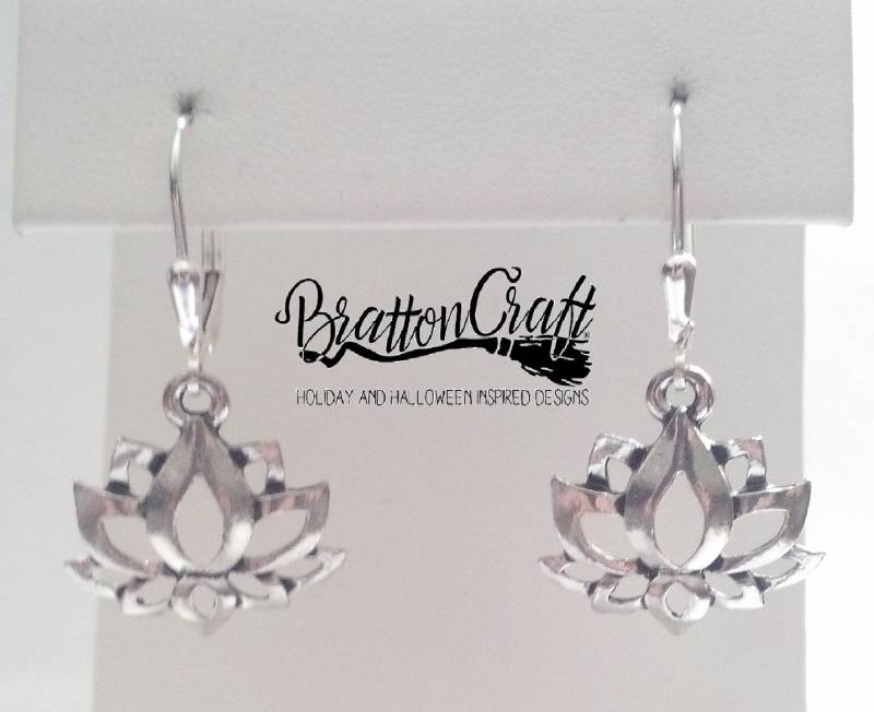 Silberne Lotusblüten Ohrringe Spiritueller Zen Schmuck, Sterling Ohrdraht von BrattonCraft