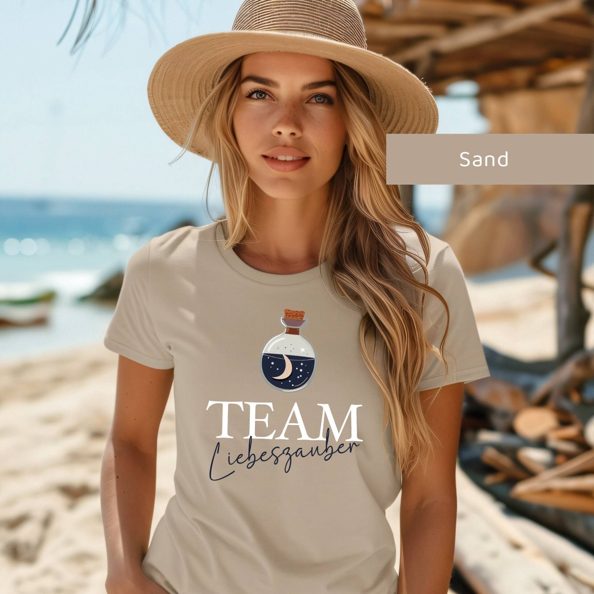 Jga Team Braut Liebeszauber T-Shirt in Hellblau, Rosa, Sand, Natural, Lila, Grau, Shirt Magie, Trendy Brautgruppe Zauber Stil von Brautakademie