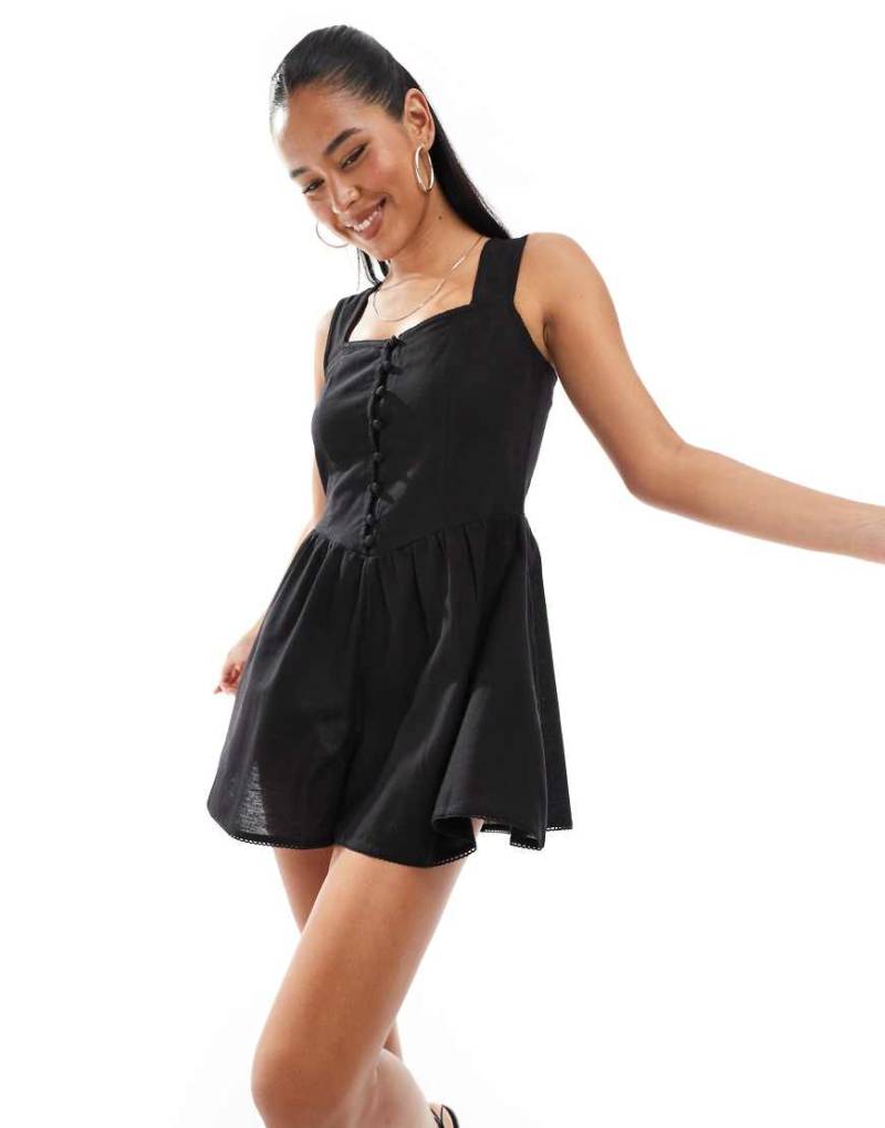 Brave Soul - Ärmelloser Playsuit in Schwarz mit Knopfleiste von Brave Soul