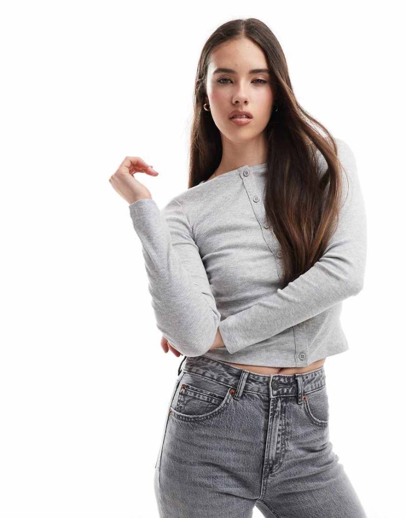 Brave Soul - Eng anliegendes, langärmliges Oberteil in Grau mit Knopfleiste von Brave Soul