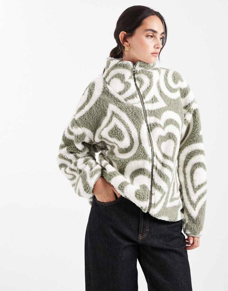 Brave Soul - Fleecejacke in Salbeigrün mit Herzmuster in Creme von Brave Soul