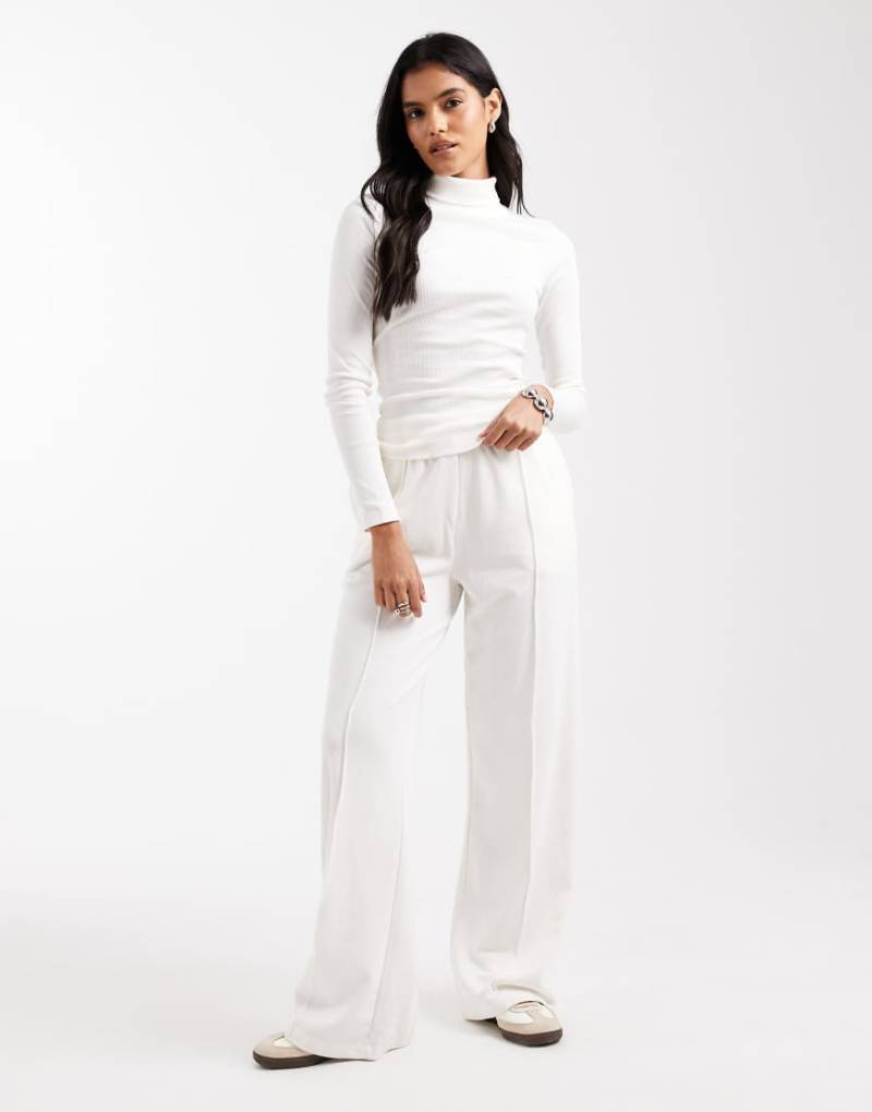 Brave Soul - Gerade geschnittene Jogginghose in Creme mit hohem Baumwollanteil-Weiß von Brave Soul