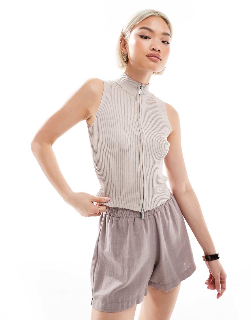 Brave Soul - Gerippte Strickweste in Nerzbraun mit Reißverschluss-Neutral Brave Soul - Gerippte Strickweste in Nerzbraun mit Reißverschluss-Neutral von Brave Soul