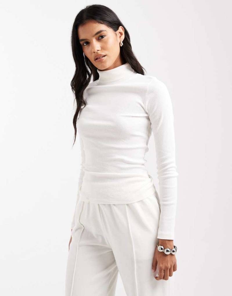Brave Soul - Geripptes, langärmliges Rollkragenoberteil in Cremeweiß von Brave Soul