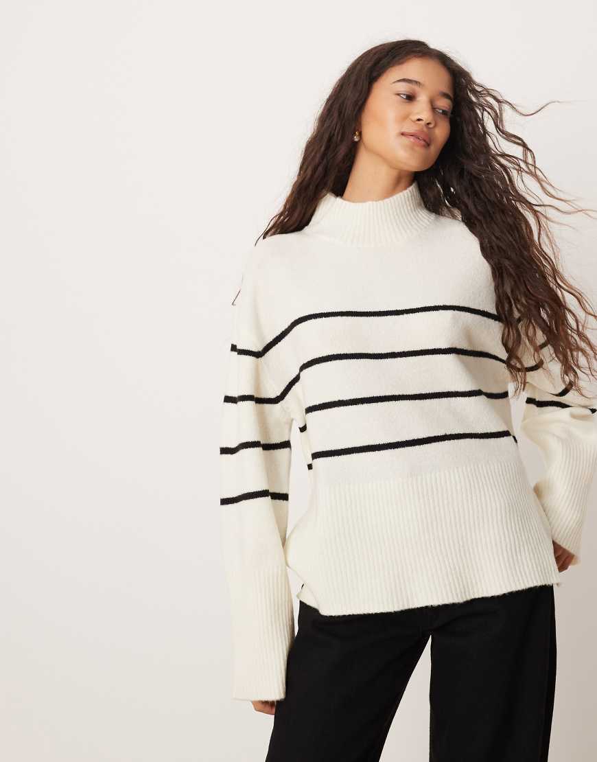 Brave Soul - Hochgeschlossener Loose-Fit-Pullover in Weiß mit schwarzen Streifen von Brave Soul