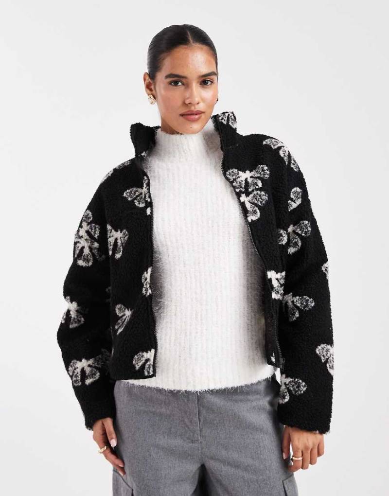 Brave Soul - Jacke aus Fleece in Schwarz mit durchgehendem Reißverschluss und Blumenmuster in Creme Brave Soul - Jacke aus Fleece in Schwarz mit durchgehendem Reißverschluss und Blumenmuster in Creme von Brave Soul