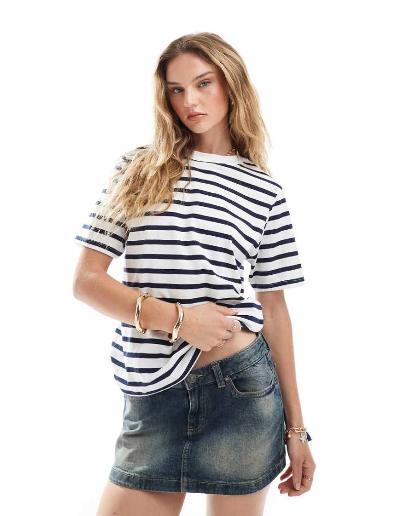 Brave Soul - Kastiges T-Shirt mit eingefasstem Ausschnittrand und Streifen in Marineblau und Weiß von Brave Soul