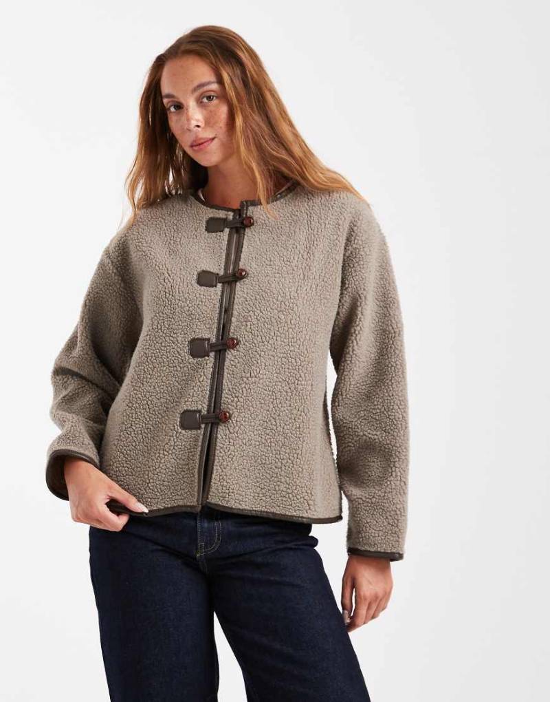 Brave Soul - Kragenlose Teddyfell-Jacke in Taupe mit Knebelknopfverschluss-Neutral Brave Soul - Kragenlose Teddyfell-Jacke in Taupe mit Knebelknopfverschluss-Neutral von Brave Soul