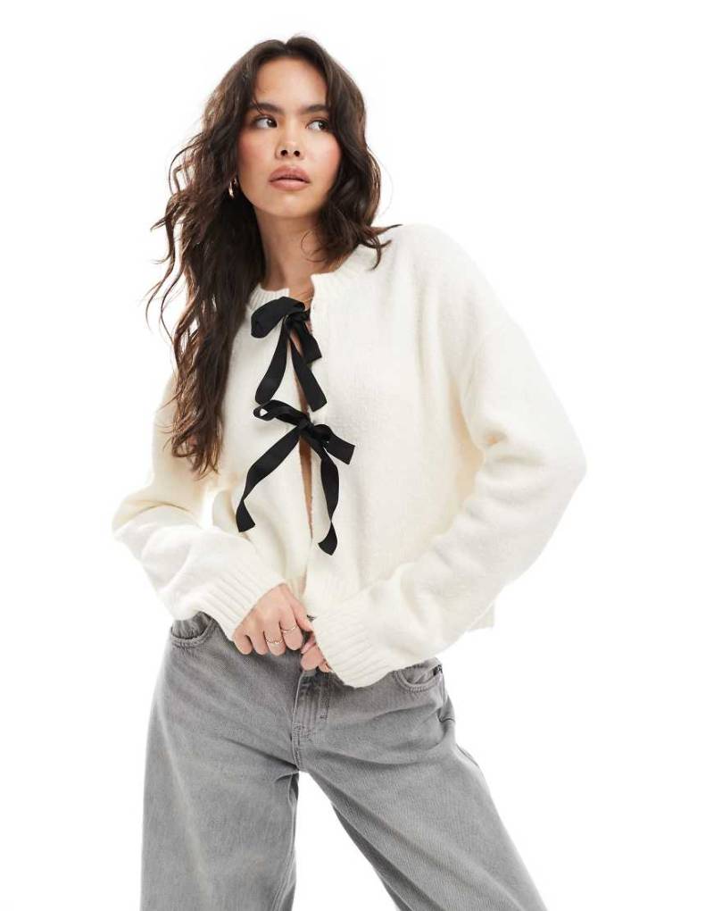 Brave Soul - Kurz geschnittene Strickjacke in Cremeweiß mit schwarzen Bindeschleifen von Brave Soul