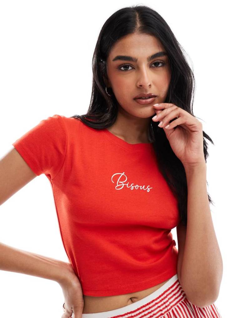 Brave Soul - Kurz geschnittenes T-Shirt in Rot mit „Bisous"-Print von Brave Soul