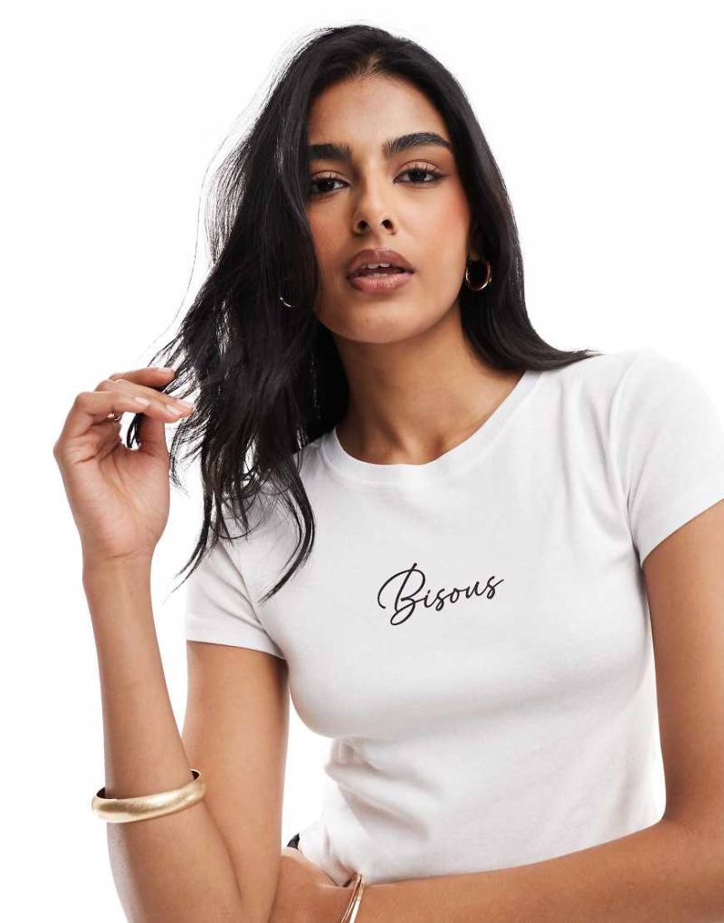 Brave Soul - Kurz geschnittenes T-Shirt in Weiß mit „Bisous"-Print von Brave Soul