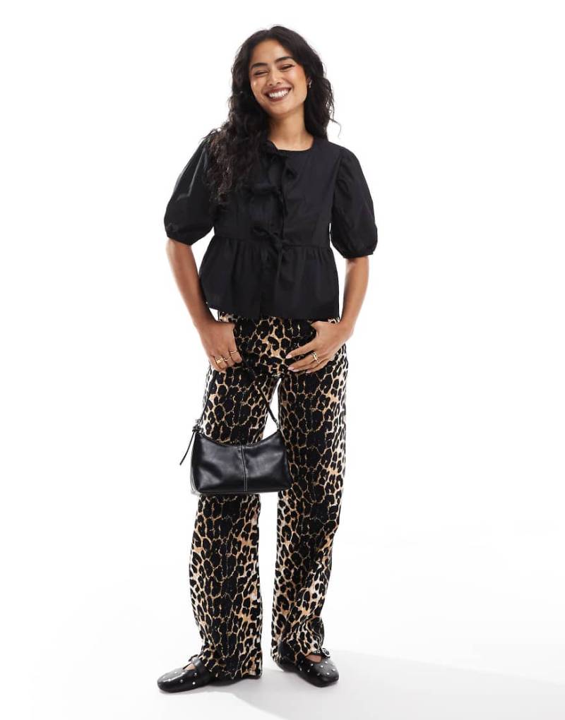 Brave Soul - Kurzärmlige Bluse in Schwarz mit Schnürung vorn von Brave Soul