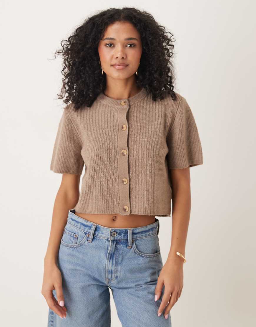 Brave Soul - Kurzärmlige Strickjacke in Mokkabraun von Brave Soul