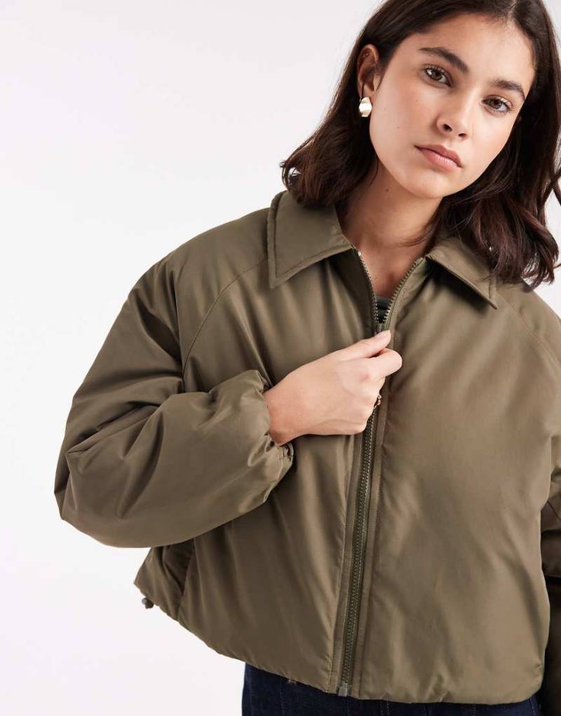 Brave Soul - Kurze, wattierte Bomberjacke in Khaki mit Kragen-Grün von Brave Soul