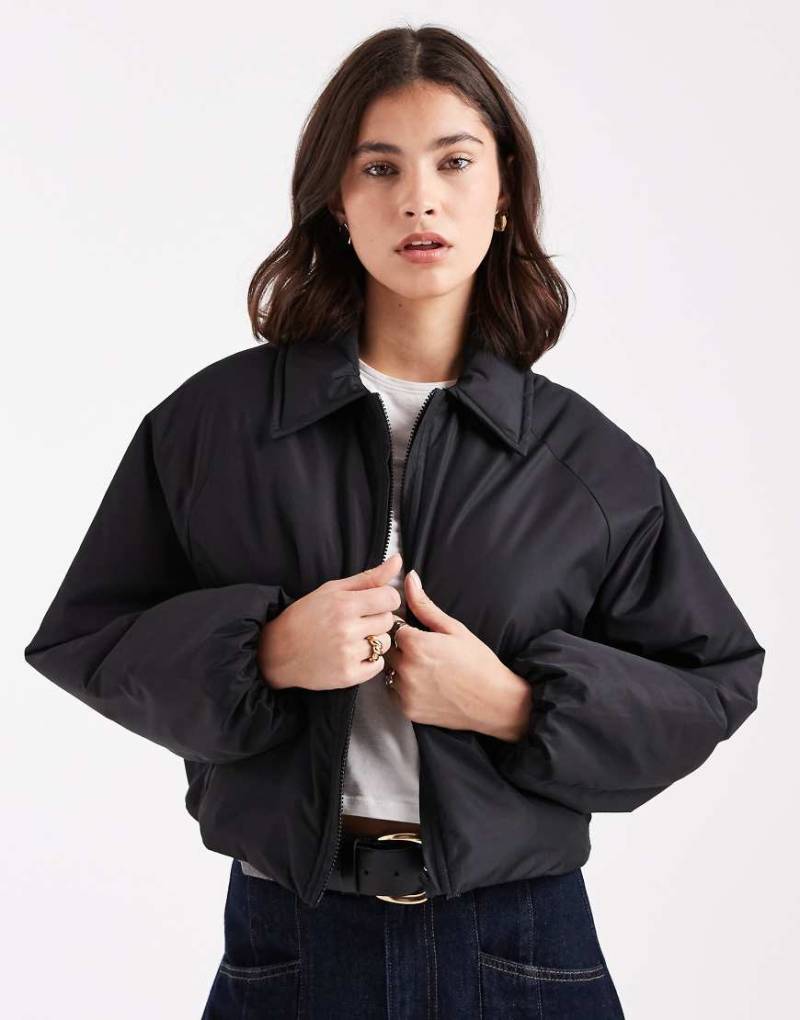 Brave Soul - Kurze, wattierte Bomberjacke in Schwarz mit Kragen von Brave Soul