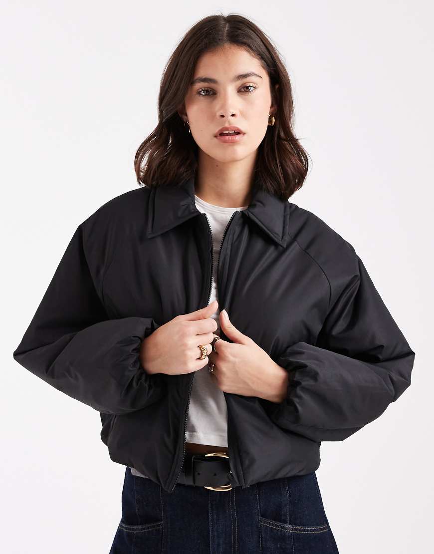 Brave Soul - Kurze, wattierte Bomberjacke in Schwarz mit Kragen Brave Soul - Kurze, wattierte Bomberjacke in Schwarz mit Kragen von Brave Soul