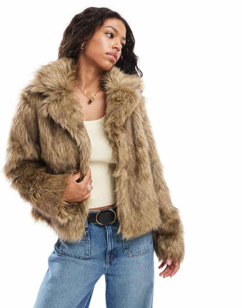 Brave Soul - Kurze Kunstpelz-Jacke in Hellbraun von Brave Soul