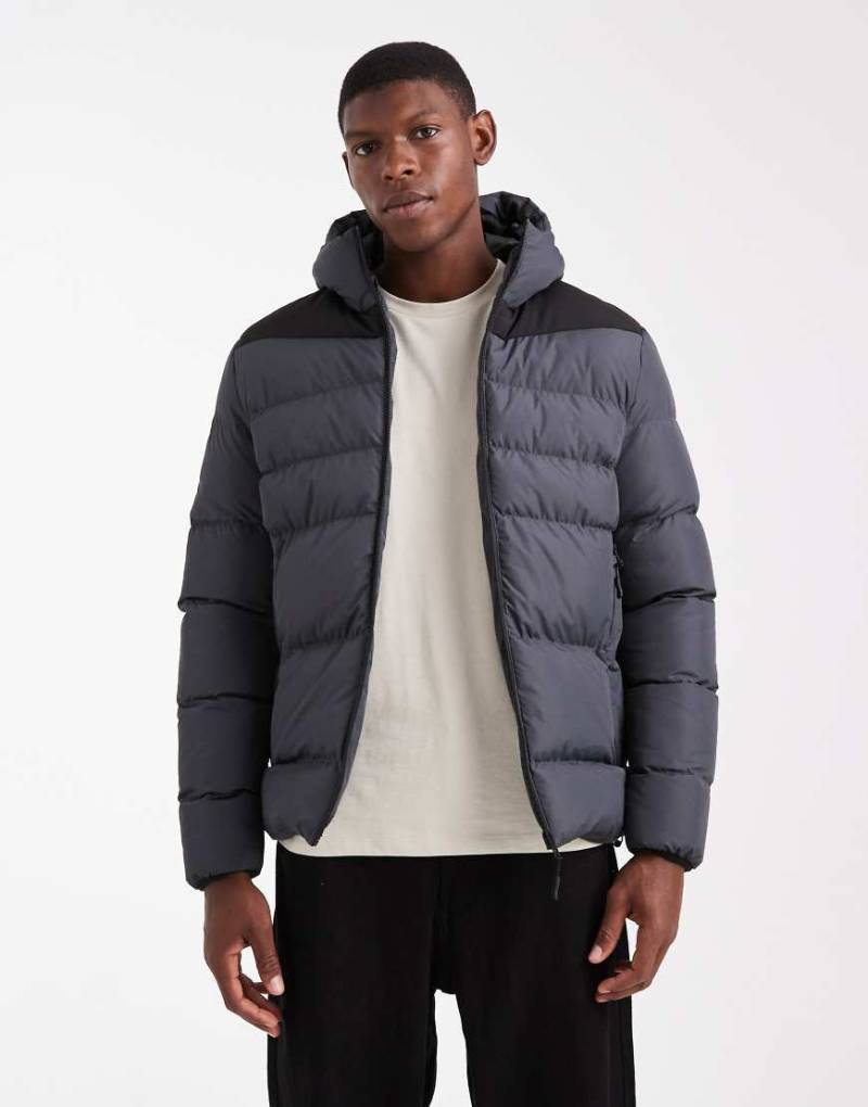 Brave Soul - Kurze Steppjacke in Grau mit Kapuze und Bahnendesign von Brave Soul