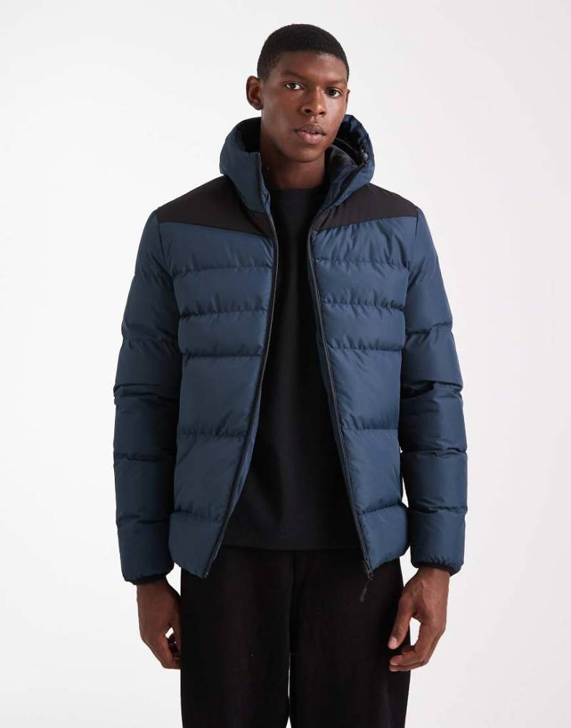 Brave Soul - Kurze Steppjacke in Marineblau mit Kapuze und Bahnendesign von Brave Soul