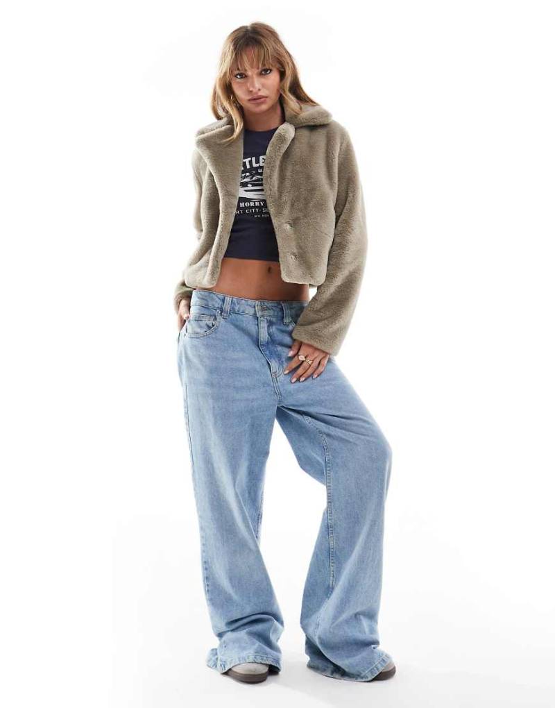 Brave Soul - Kurzer Mantel aus Kunstpelz in Taupe-Neutral von Brave Soul