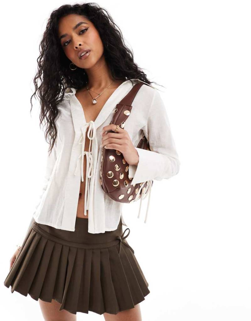 Brave Soul - Langärmlige Bluse in Weiß mit geschnürtem Detail vorn von Brave Soul