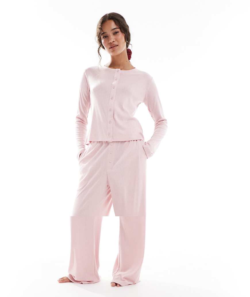 Brave Soul - Langärmliger Pyjama in Rosa mit Knopfleiste und Lochmuster Brave Soul - Langärmliger Pyjama in Rosa mit Knopfleiste und Lochmuster von Brave Soul
