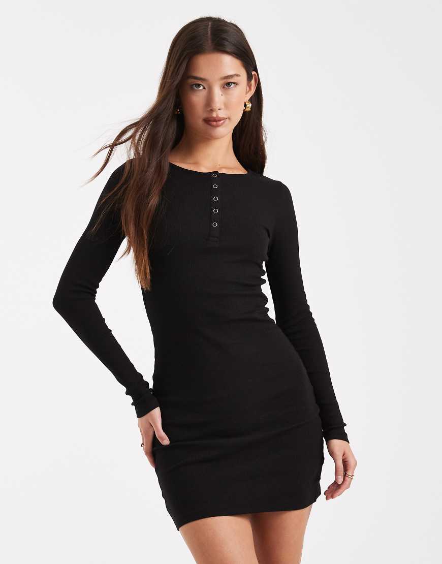 Brave Soul - Langärmliges, geripptes Minikleid aus Jersey in Schwarz mit Knopfdetail von Brave Soul