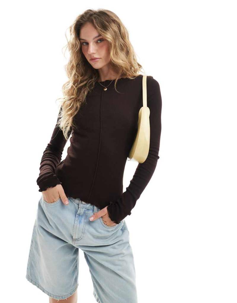 Brave Soul - Langärmliges Baumwoll-Top in Schokobraun mit Kräuselsaum von Brave Soul